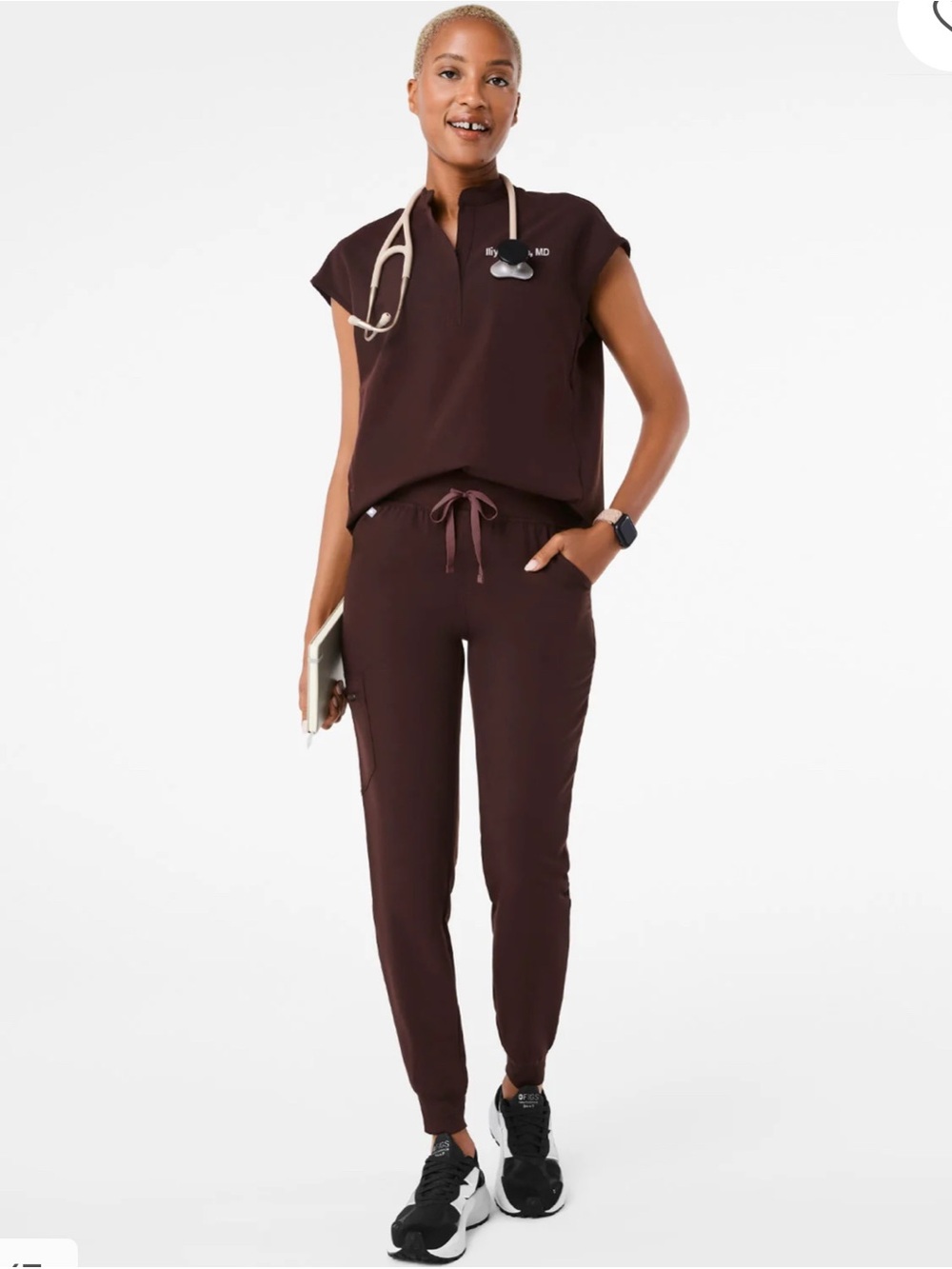 Figs Women's espresso scrub set